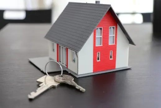 Foto, Wohnungsschlüssel liegen vor einem Haus