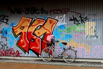 Foto, viel Graffiti an einer Hauswand