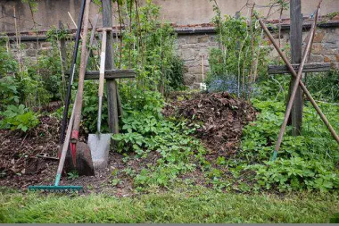 Foto, Gartengeräte liegen im Garten