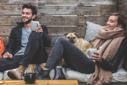 Foto, Wohngemeinschaft sitzt im Wohnzimmer zusammen